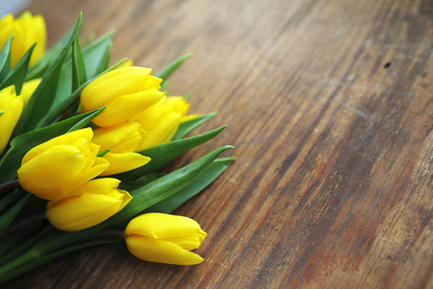 床の上に花瓶に黄色いチューリップの花束。W への贈り物 - 写真・画像