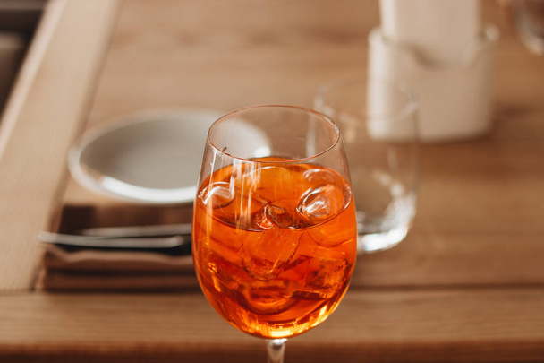 délicieux cocktail avec glaçons sur table en bois
 - Photo, image