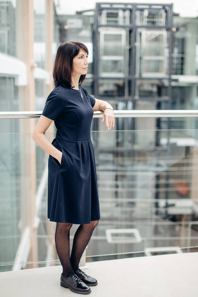 Businesswoman Standing in modern office - Valokuva, kuva