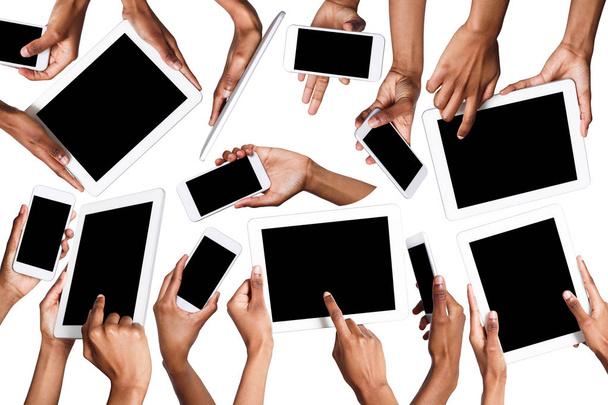 Manos masculinas negras apuntando, sosteniendo teléfono móvil y tableta
 - Foto, imagen