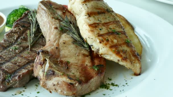 вкусное смешанное мясо барбекю: говядина, свинина и курица, видео
  - Кадры, видео