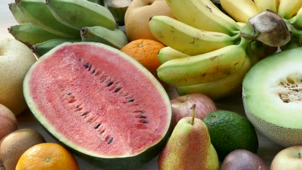herkullinen valikoima trooppisia hedelmiä puupöydällä
  - Materiaali, video