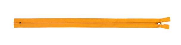 geschlossener orangefarbener Reißverschluss isoliert über weißem Hintergrund - Foto, Bild