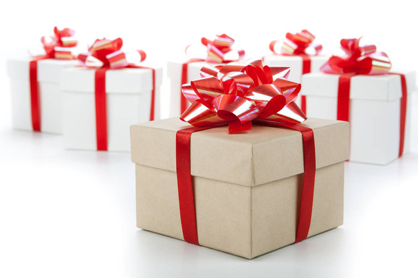 Одна праздничная подарочная коробка с красным бантом на белом
 - Фото, изображение