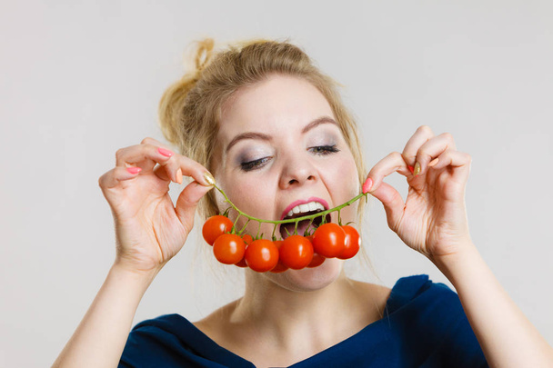 Woman holding fresh cherry tomatoes - Foto, Bild