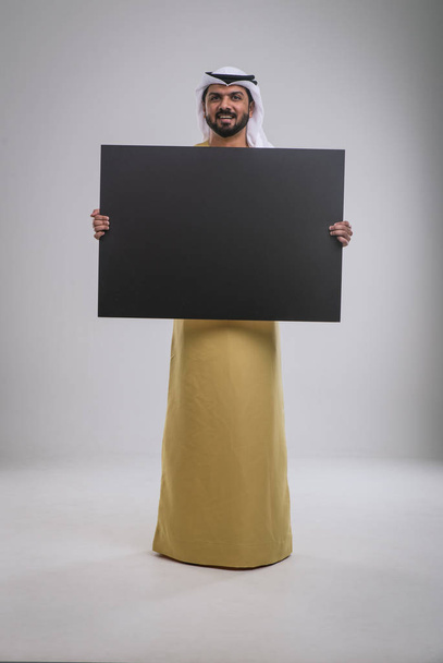 Arabische knappe man studio portretten - Foto, afbeelding