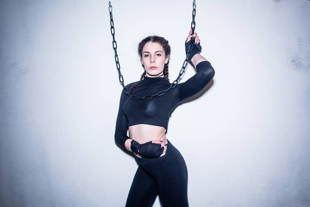 Portrét mladé fit žena nosí černé sportovní oblečení - Fotografie, Obrázek
