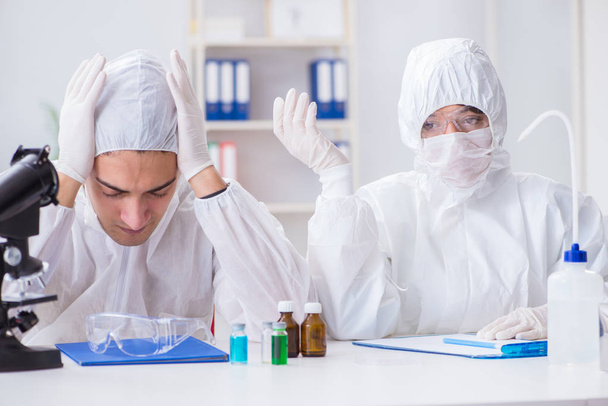 Dos científicos trabajando en el laboratorio químico - Foto, imagen
