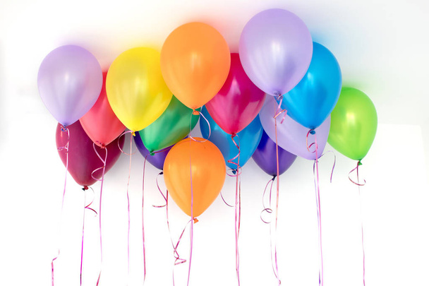 Beyaz arkaplanda renkli balonlar - Fotoğraf, Görsel