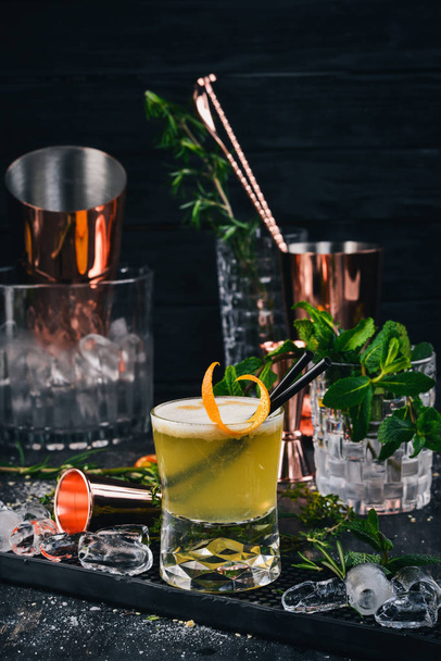 Alcohol Cocktail Whiskey Sauer. On a black wooden background. - Fotografie, Obrázek