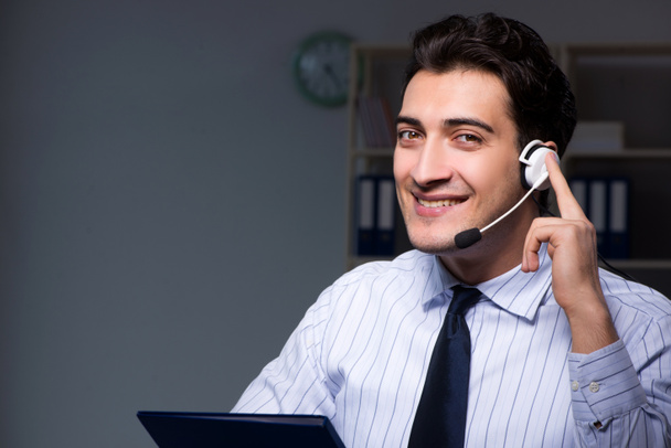 Operador de call center conversando com o cliente durante o turno da noite  - Foto, Imagem
