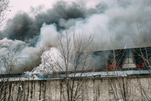 Brand in Industriehalle oder Fabrik, viel Rauch und Flammen - Foto, Bild