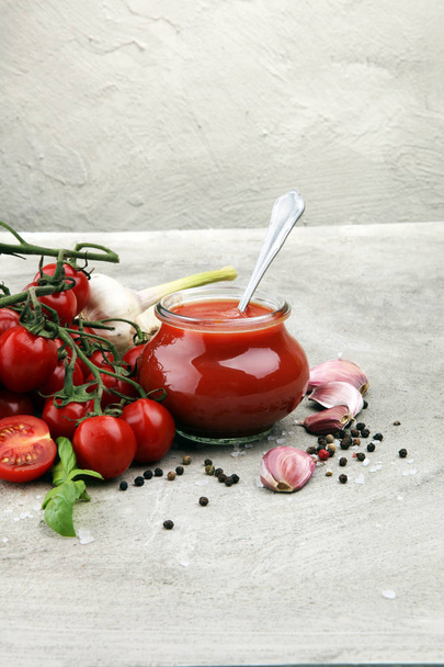 Kiraz tomat rustik zemin üzerine taze kiraz domates sosu - Fotoğraf, Görsel