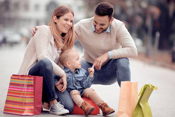 販売、消費者と家族のコンセプト - 小さい子どもで、市のショッピング バッグと幸せな家庭. - 写真・画像