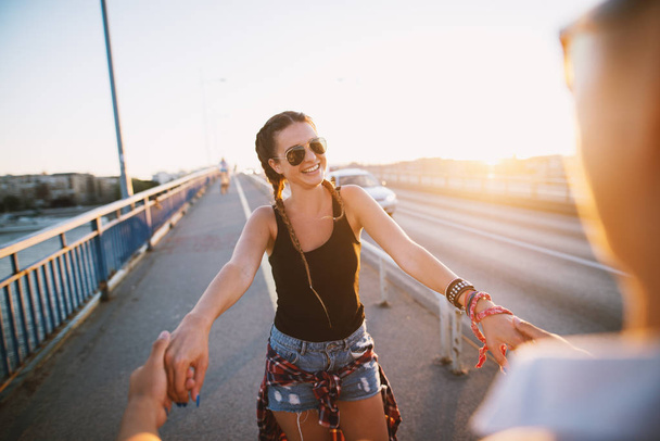 jovem mulher feliz gostando de viajar com seu namorado ao pôr do sol
 - Foto, Imagem