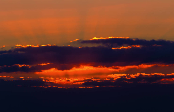 空の上のカラフルな雲と夕日 - 写真・画像
