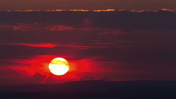 Belo pôr do sol com nuvens coloridas no céu
 - Foto, Imagem