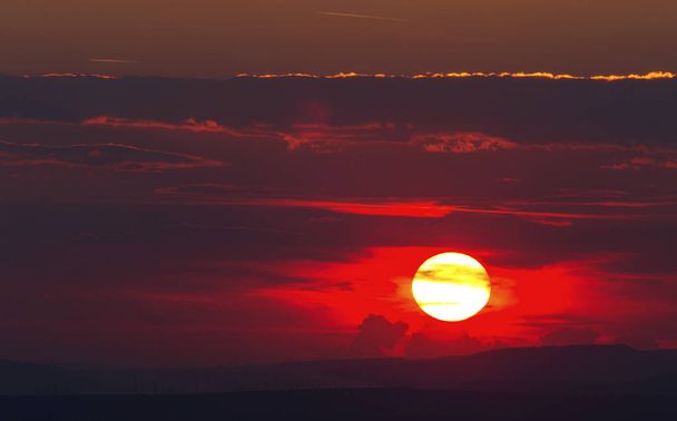 Прекрасний захід сонця з різнокольоровими хмарами на небі
 - Фото, зображення