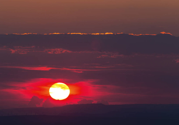 Krásný západ slunce s barevné mraky na obloze - Fotografie, Obrázek