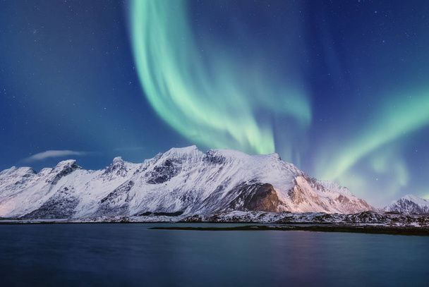 Northern light pod górami. Piękne krajobrazy w Norwegii - Zdjęcie, obraz