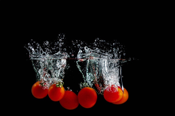 tomato in water splash - 写真・画像