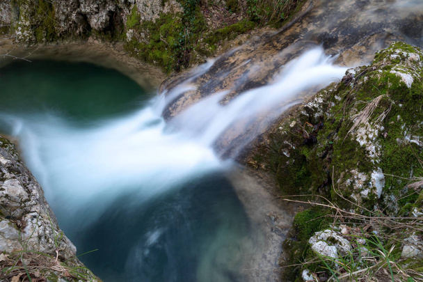 Cachoeira de água verde esmeralda na floresta - Foto, Imagem