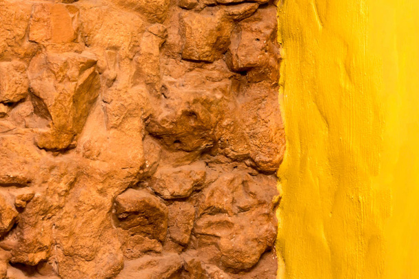 Каменная стена из кирпича и желтая покрашенная стена
 - Фото, изображение