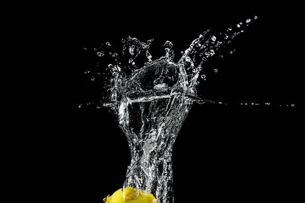 lemon in water splash - Фото, изображение