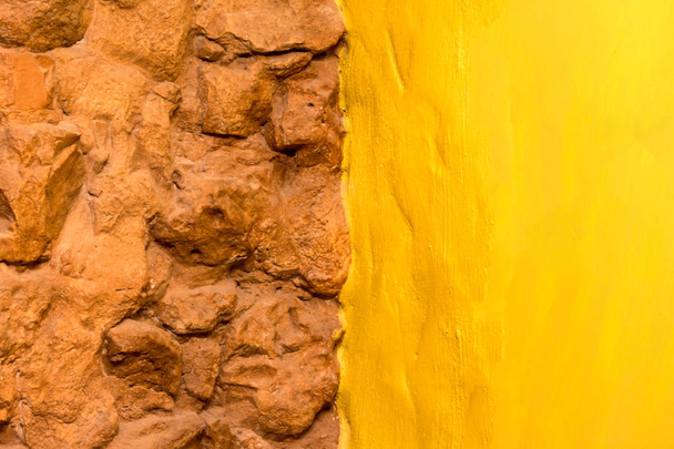Stenen muur achtergrond textuur en gele geschilderde muur - Foto, afbeelding