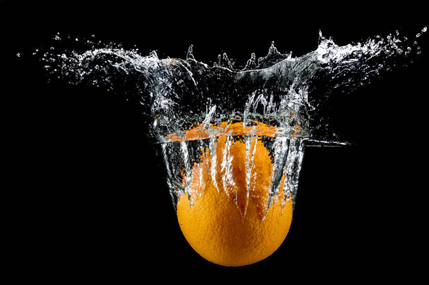 Oranje in water splash - Foto, afbeelding