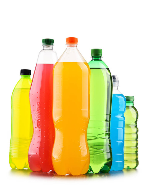 Bouteilles en plastique de boissons gazeuses assorties sur blanc
 - Photo, image