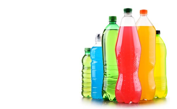 Plastikflaschen mit verschiedenen kohlensäurehaltigen Erfrischungsgetränken über weißen - Foto, Bild