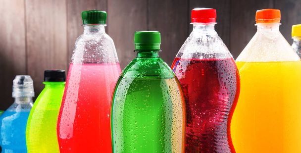 Bouteilles en plastique de boissons gazeuses assorties
 - Photo, image