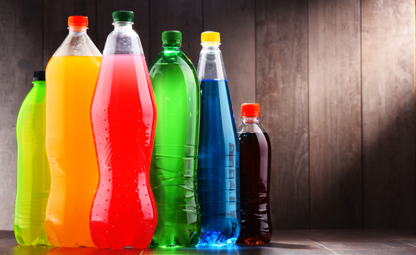 Plastikowe butelki różne gazowanych napojów bezalkoholowych - Zdjęcie, obraz