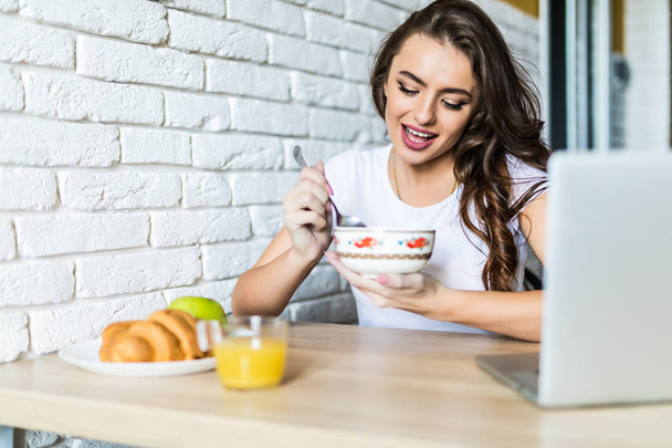 Linda jovem mulher café da manhã na cozinha
 - Foto, Imagem
