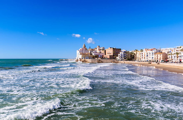 Not a calm sea against the background of the old city and the beach - Foto, immagini