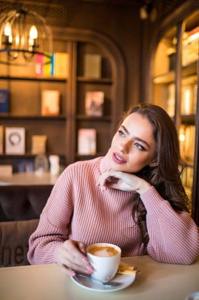 カフェでコーヒーを飲んで若い美しい女性 - 写真・画像