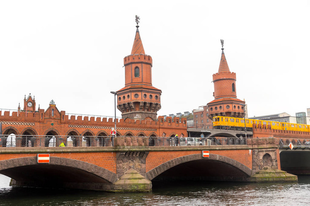 Поезд U-32 проехал по мосту Мбаппе в Берлине
 - Фото, изображение