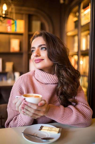 Młoda kobieta piękne picia kawy w kawiarni - Zdjęcie, obraz