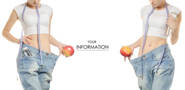 Молодая женщина в джинсах потеря веса похудения с бутылкой яблочного сантиметра образца воды набор
 - Фото, изображение