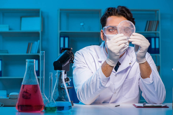 Asistent chemie pracující v chemické laboratoři - Fotografie, Obrázek