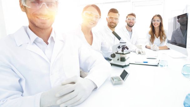 Male scientist and the team in the lab. - Valokuva, kuva