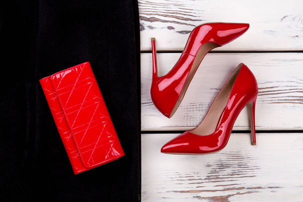 Закройте женские красные туфли и бумажник
. - Фото, изображение