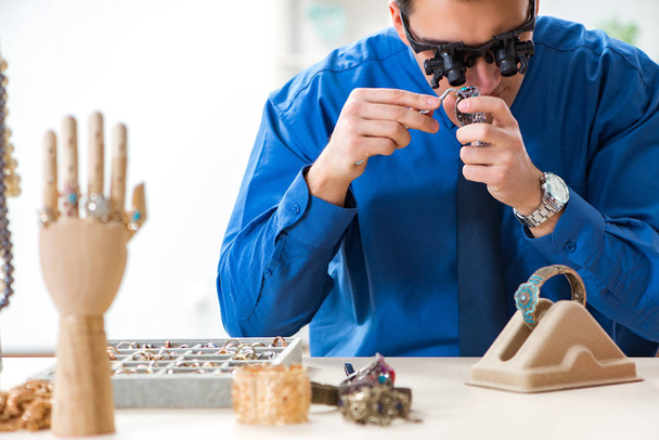 Joyero trabajando con joyas de lujo en el taller - Foto, Imagen