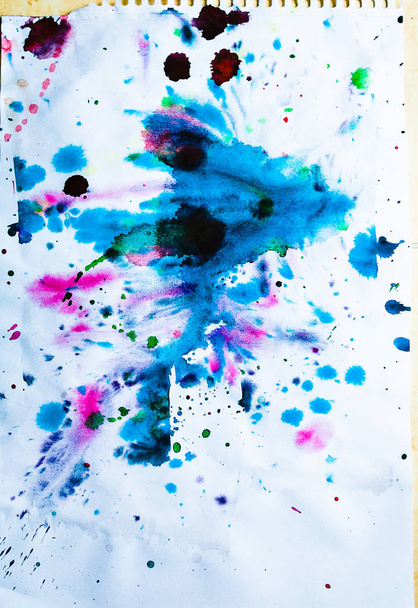 γκρο πλαν, χρωματισμένα υδατογραφίας πιτσιλιών σε φόντο λευκό χαρτί - Φωτογραφία, εικόνα