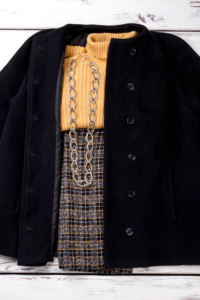 Складной зимний наряд с цепным ожерельем
. - Фото, изображение