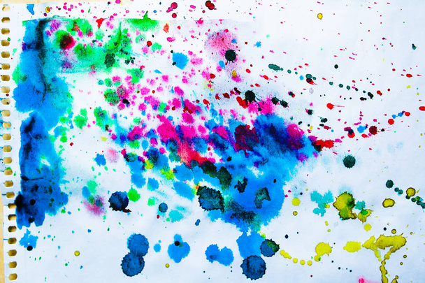 γκρο πλαν, χρωματισμένα υδατογραφίας πιτσιλιών σε φόντο λευκό χαρτί - Φωτογραφία, εικόνα