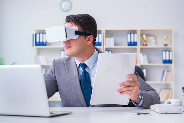 Бизнесмен в очках виртуальной реальности в кооперации по современным технологиям - Фото, изображение