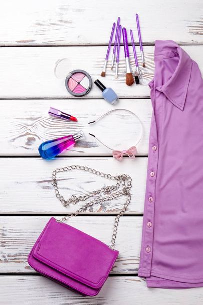 Accesorios planos para maquillaje y camisa violeta
. - Foto, Imagen