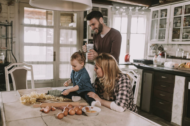 Boldog család, így a tészta otthon a konyhában - Fotó, kép
